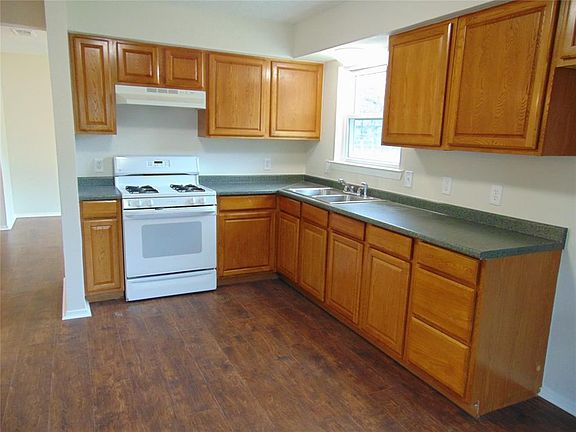 3rd image of 810 Bluewood Dr