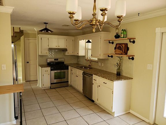 4th image of 824 Briarwood St