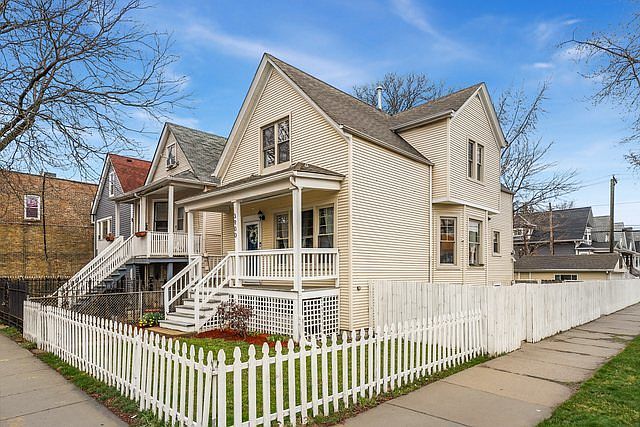 1st image of 3900 W Montrose Ave