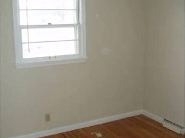 704 Robinwood Ln — Photo 3