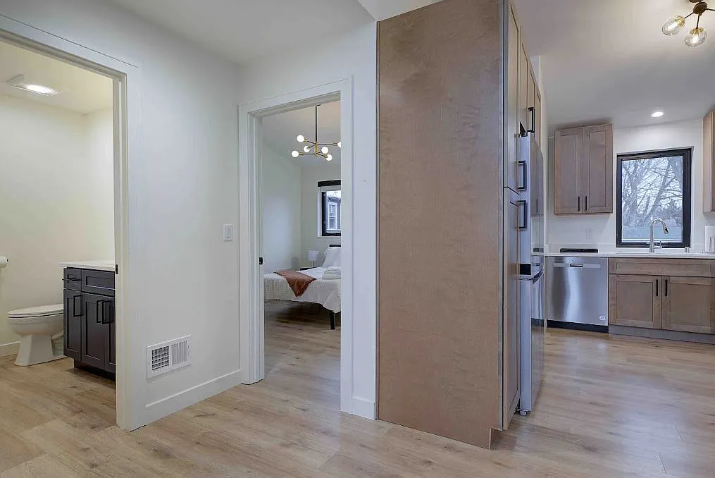 Otjen Rowhomes - 925 E Otjen — Photo 1