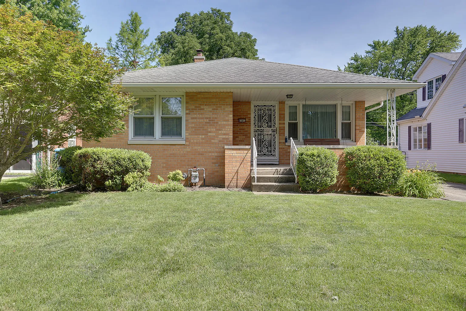 616 1/2 W White St photo 1