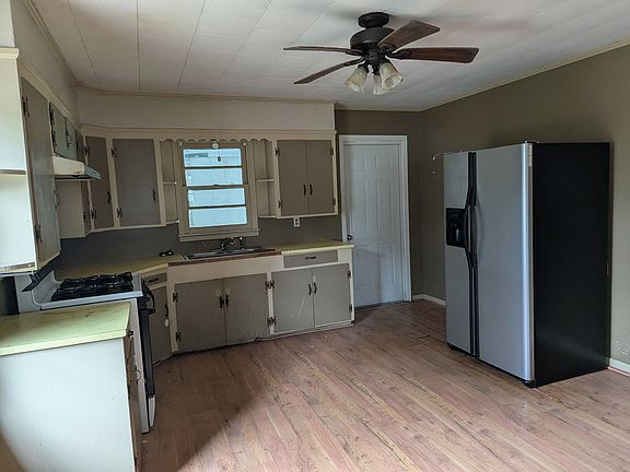 3rd image of 1818 Clover St