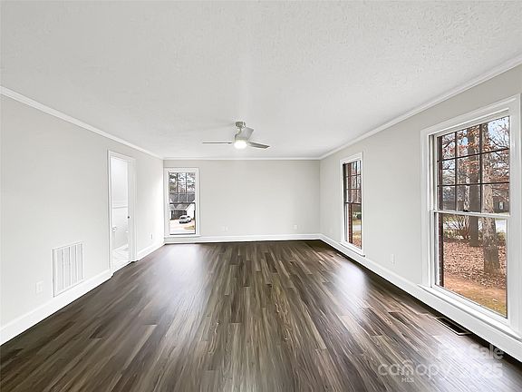 4th image of 323 E Glen Eagles Rd