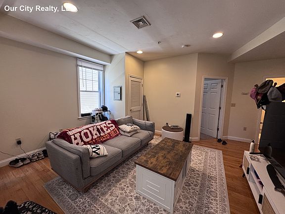 3rd image of 460 Green St APT 3