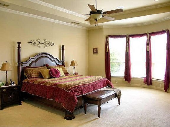 5th image of 990 Broadmoor Ln
