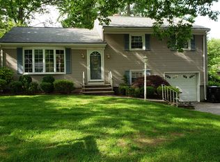 320 Franklin Pl, Paramus, NJ 07652