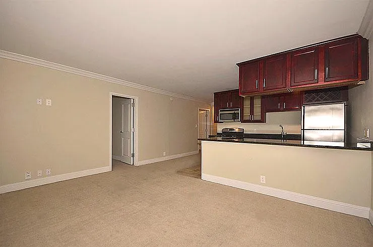 2 bed, 1050 sqft, $1,550 — Photo 4