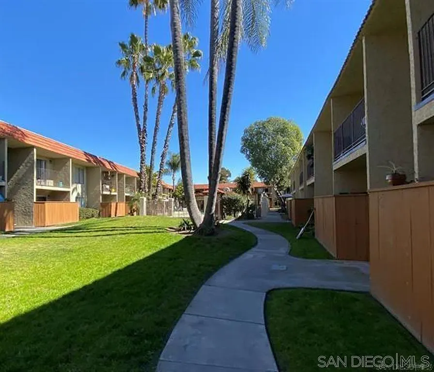 2 bed, 2.0 bath, 896 sqft, $2,400 — Photo 1