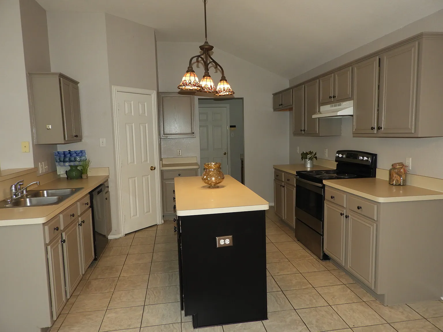 3 bed, 1673 sqft, $2,099 — Photo 3