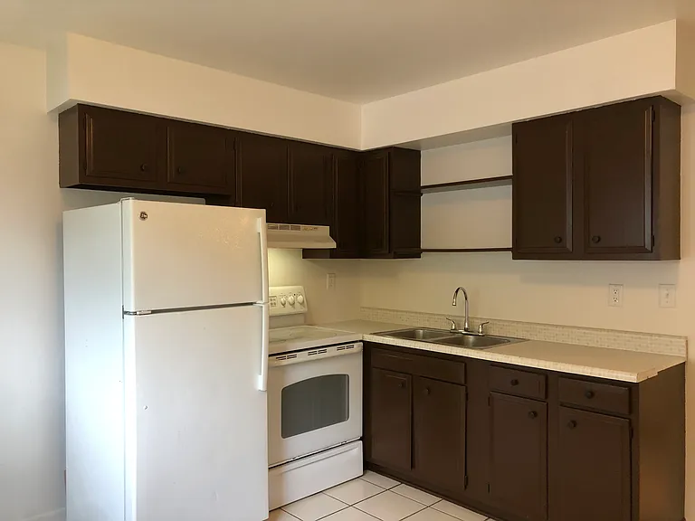 301 Wilshire Dr #1 — Photo 3