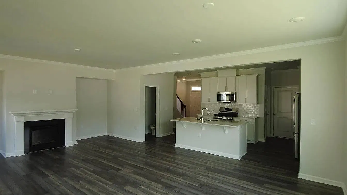 3 bed, 2.5 bath, 1924 sqft, $2,145 — Photo 2