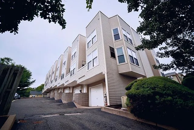925 Main St — Photo 2