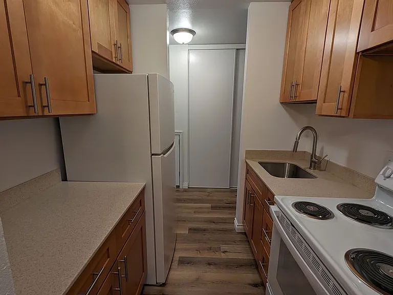 Tiki Apartments — Photo 6
