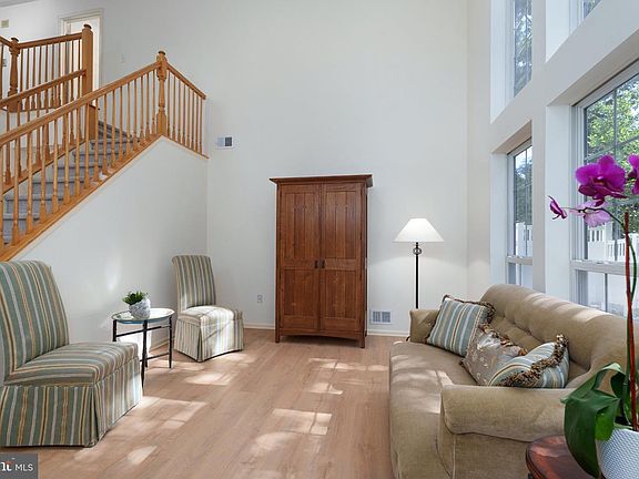 4th image of 102 Treymore Ct