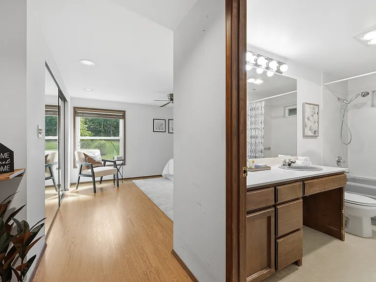 Primary suite with private en-suite bath and sitting area