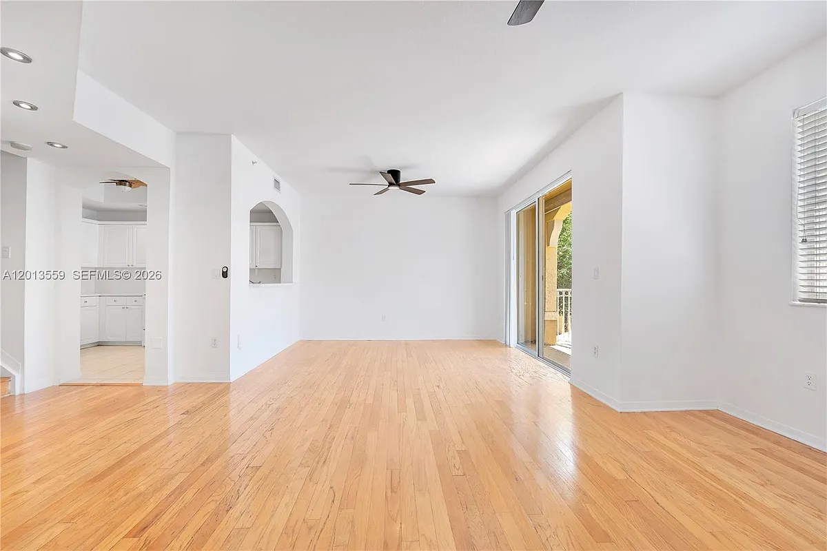 Building Photo - 8912 W Flagler St #212