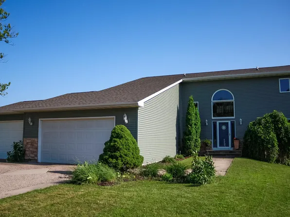 305 Southridge Dr, Waverly, IA 50677