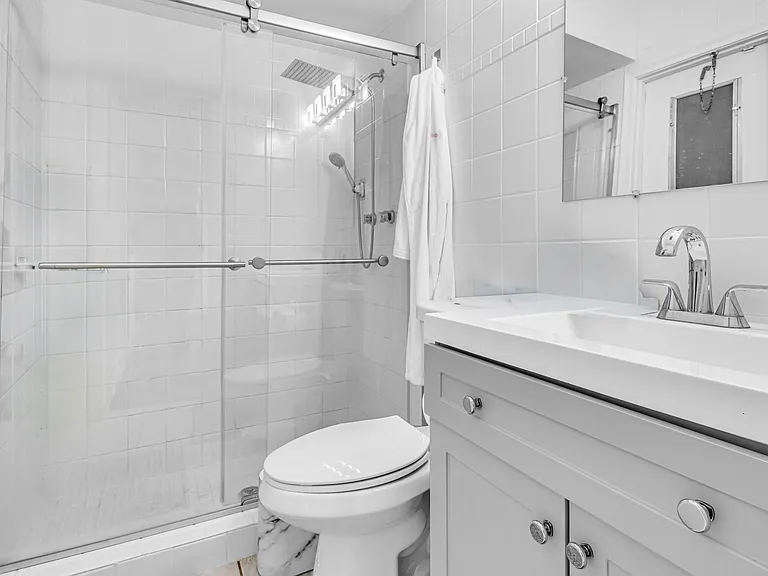 2200 N 47th Ave — Photo 13