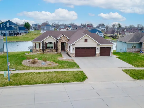 1009 Fountain View Dr, Pella, IA 50219