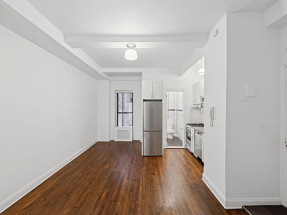 3rd image of 19 W 69th St APT 204