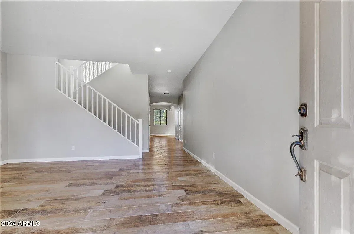 1094 E Coyote Creek Way — Photo 2