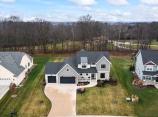 W224N4599 Seven Oaks Dr, Pewaukee, WI 53072