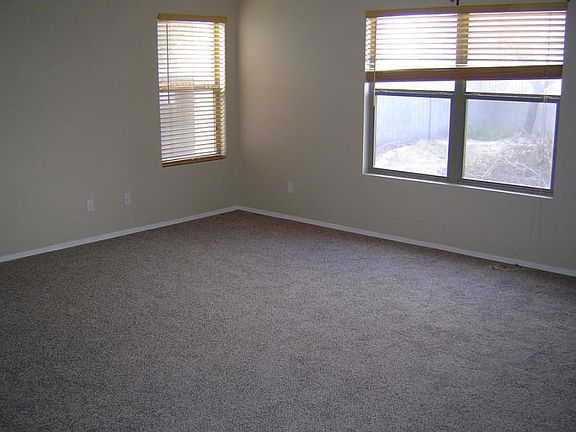 4th image of 512 E Beth Dr