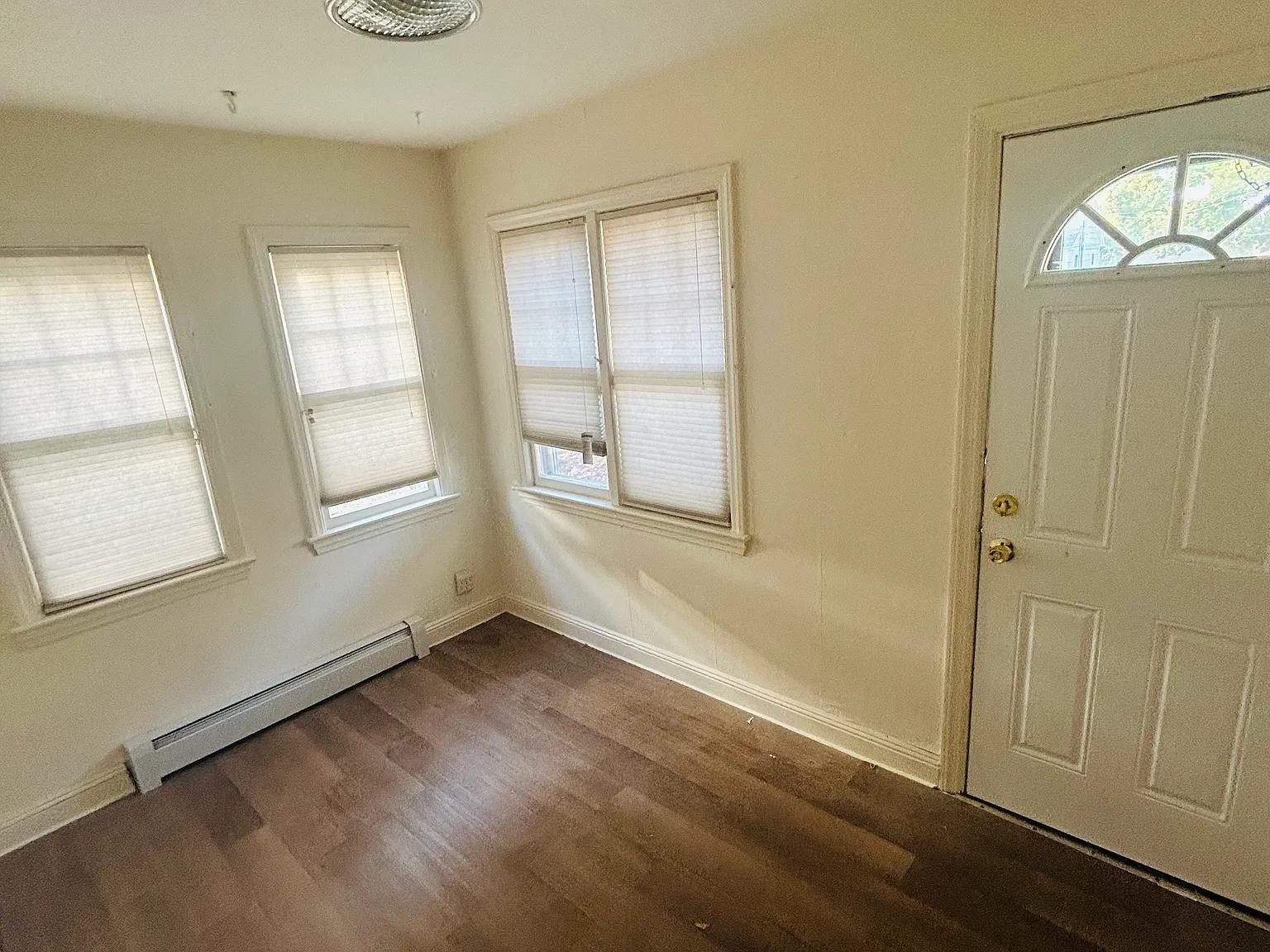 Clarendon St, Dix Hills — Photo 1