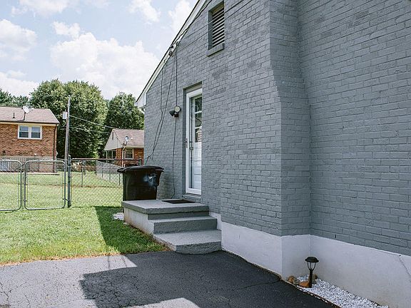 3rd image of 5827 Plantation Cir