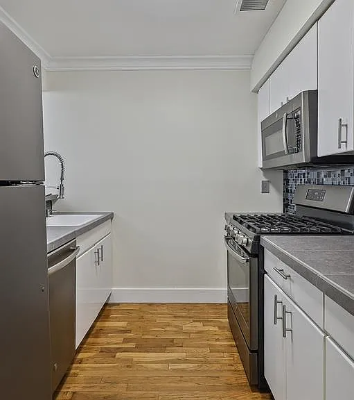205 10th St #9R — Photo 3
