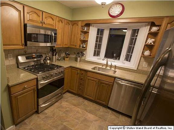 5th image of 191 Dongan Hills Ave
