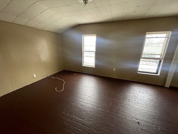 5th image of 555 Flint St