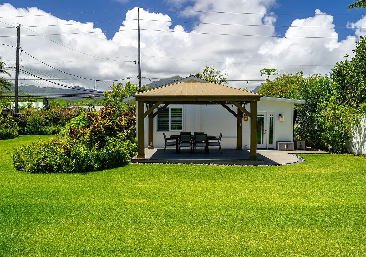 Location, Location! Gorgeous, Private 1/1 Kailua Beachside Home with stunning yard — Photo 2