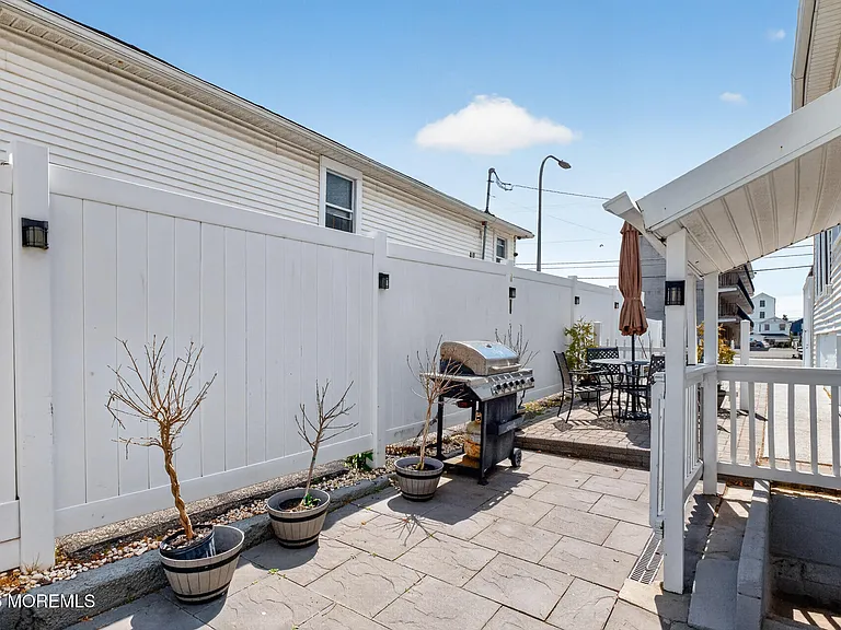 32 Franklin Ave — Photo 9
