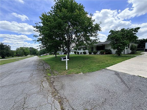5th image of 2304 Poplar Ln