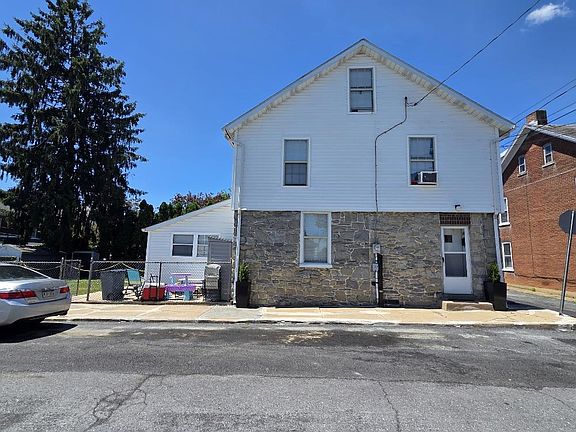 3rd image of 526-528 Pearl St #526-1/2-528