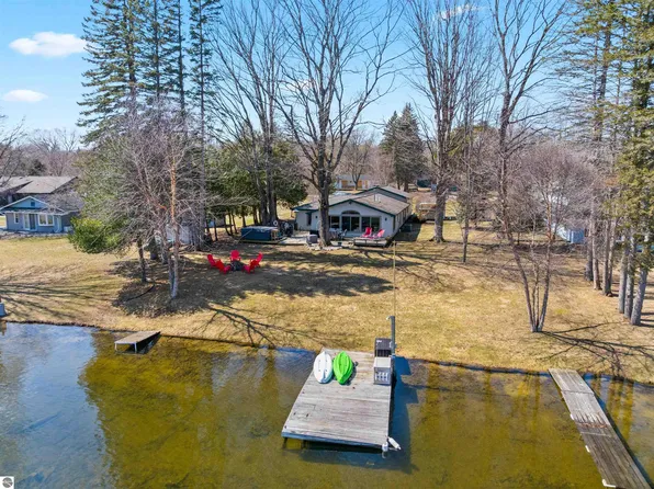 602 Green Acres St, Bellaire, MI 49615