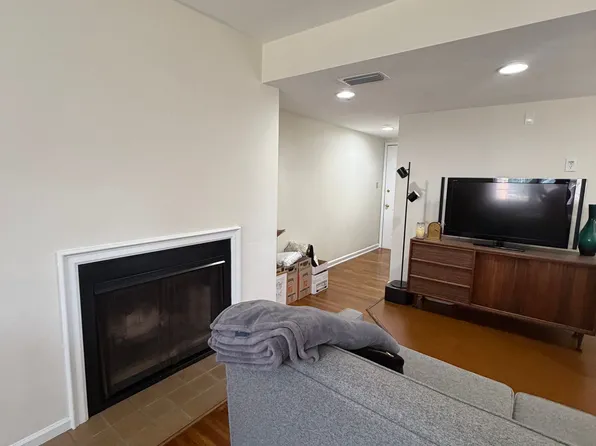 Large Studio Condo Downtown Walking Distance to the Florida State Capitol, 520 E Pensacola St #E5098155d, Tallahassee, FL 32301