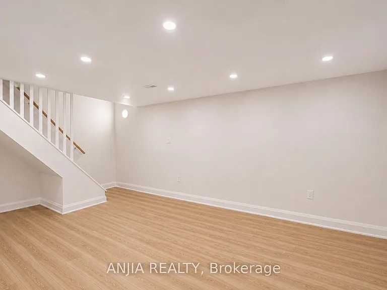 31 Shippigan Cres #LOWER — Photo 3