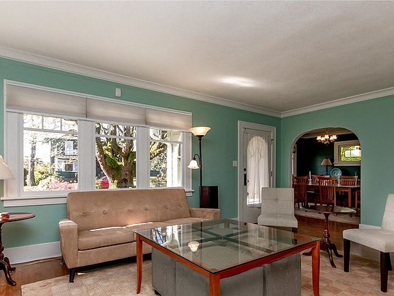 5th image of 619 N Ainsworth Ave