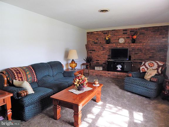 3rd image of 334 Willow Lawn Dr