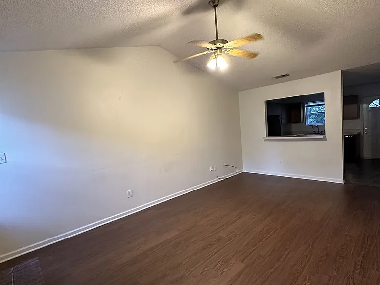 104 Glenside Ct — Photo 2