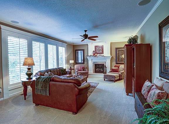 4th image of 1044 NE Serenity Cir