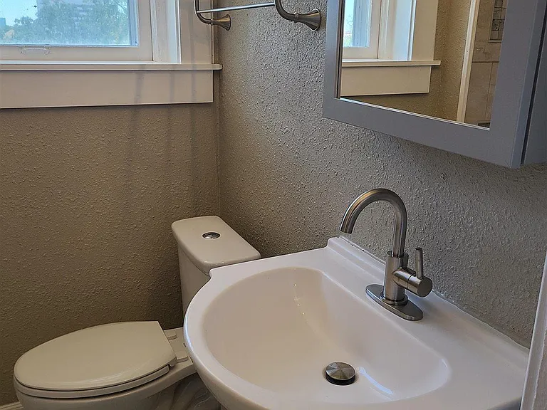 504 N Spring St #B — Photo 11