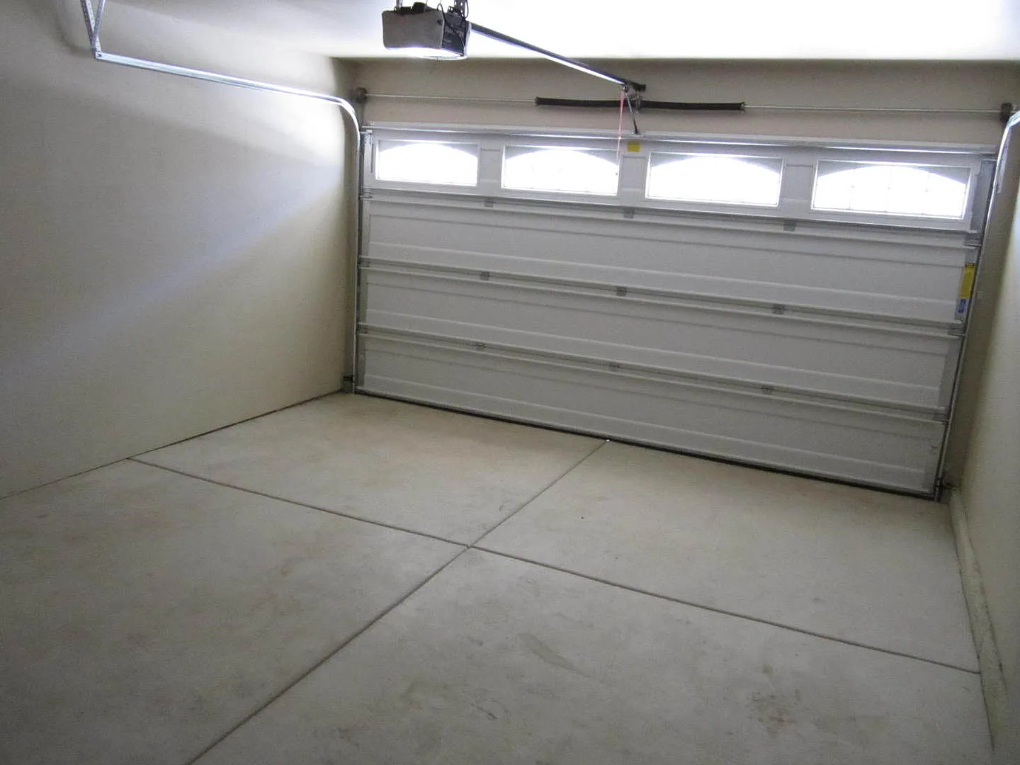 Charming 3 Story Town Home for Rent — Photo 4