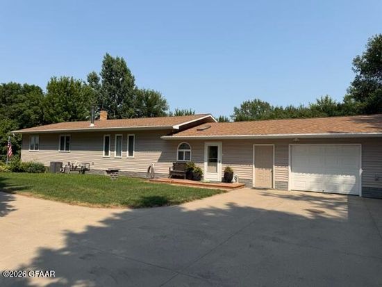 1692 Barrett Ave, Larimore, ND 58251