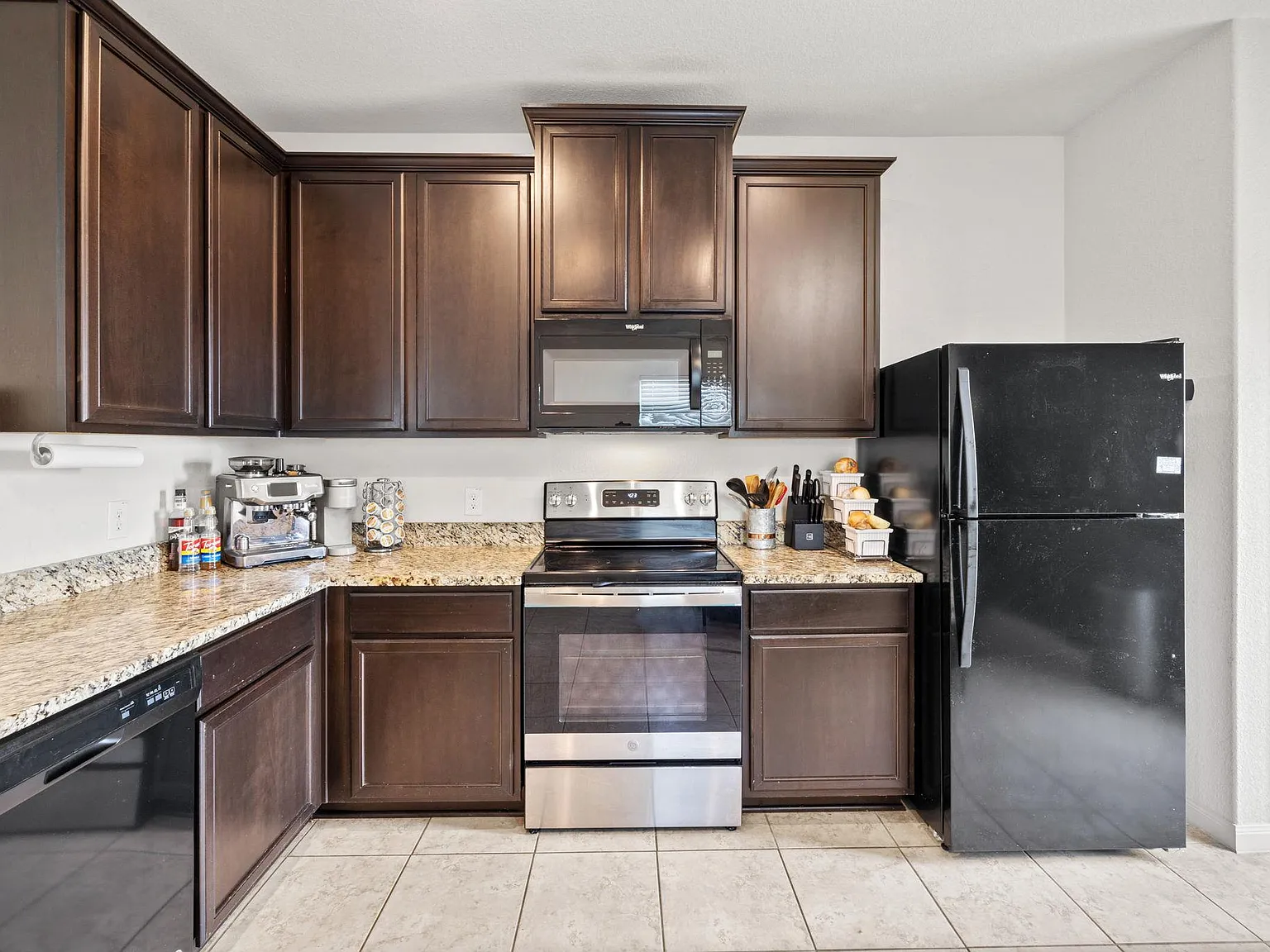 3 bed, 2.0 bath, 1386 sqft, $1,860 — Photo 3