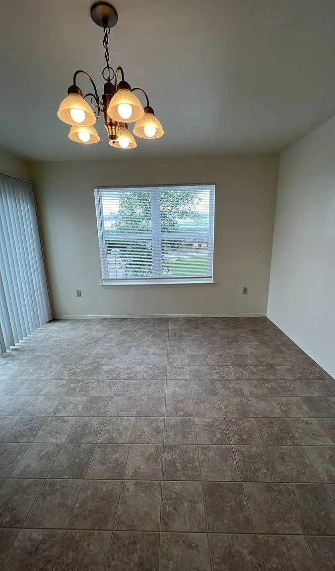3 bed, 2.5 bath, 1328 sqft, $1,716 — Photo 3
