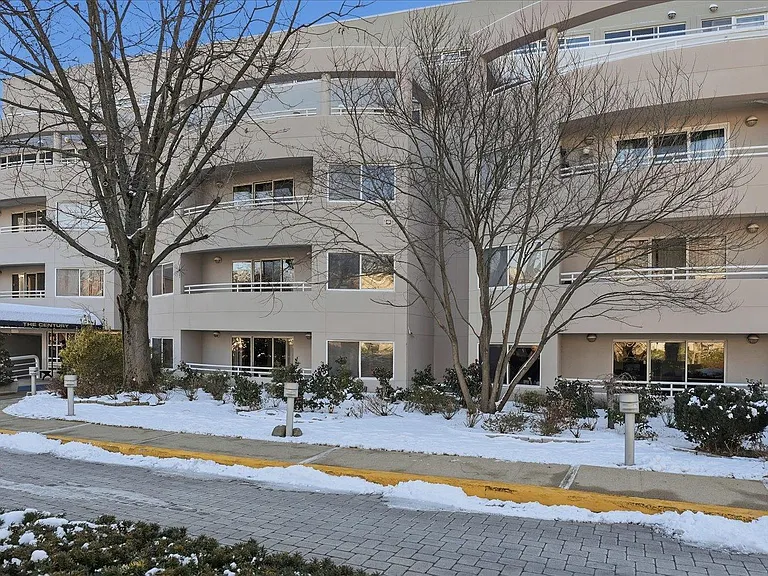 100 Cuttermill Rd #4M — Photo 1